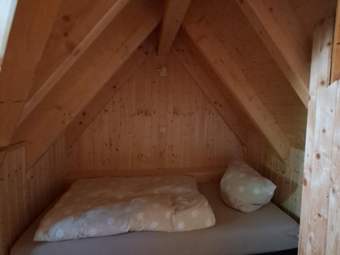 Schlafhöhle für Kinder gegenüber SZ Eltern