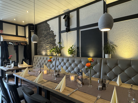 Restaurant Zum Holländer - Innenansicht Ein einladendes Restaurant mit eleganter Tischdekoration und gemütlicher Atmosphäre im Innenbereich.