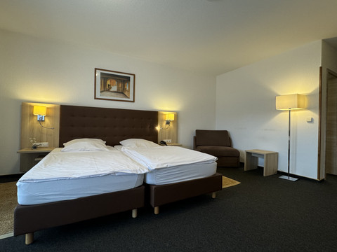 Hotel-Restaurant Zum Holländer - Doppelzimmer 2 <p>Modernes Hotelzimmer mit zwei Einzelbetten, bequemer Sitzecke, warmem Licht und schlichter Deko.</p>