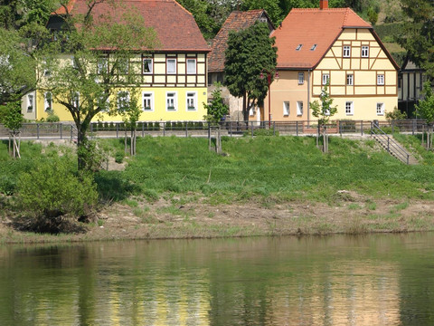 Hausansicht von der anderen Elbseite