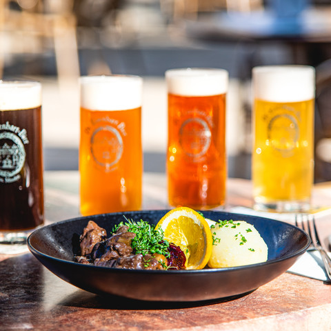 Eisenbart Bier mit Tellergericht (c) Hann. Münden Marketing GmbH, Y-SITE.jpg