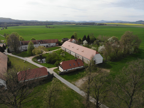 Hof mit Zittauer Gebirge am Horizont