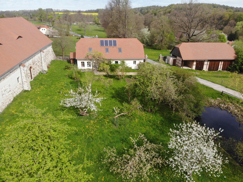 Ferienhaus mit Streuobstwiese und Spielescheune