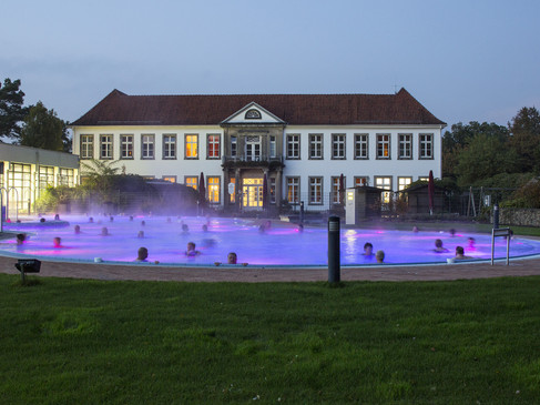 Aussenbad BMT am Abend.jpg