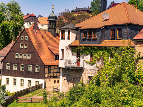 Unser Haus mit dem Rathaus im Hintergrund