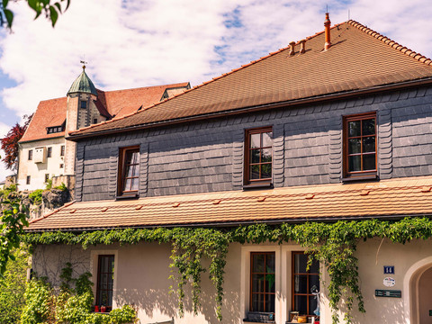 Unser Haus mit der Burg im Hintergrund