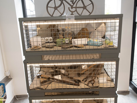 Bergisches Grauwacke-Museum Museumsvitrine mit historischen Fahrradzubehörteilen und Modell eines Fahrrads oberhalb.