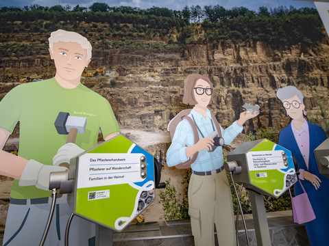 Bergisches Grauwacke-Museum Lebensgroße Figuren illustrieren beim Besucherzentrum lebhaft die Geschichte des örtlichen Plästerhandwerks.