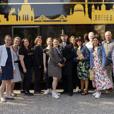Dresden Convention on Tour Dresden Convention on Tour Gruppenfoto vor dem GourmetLinerDresden Convention on Tour Group photo in front of the GourmetLiner