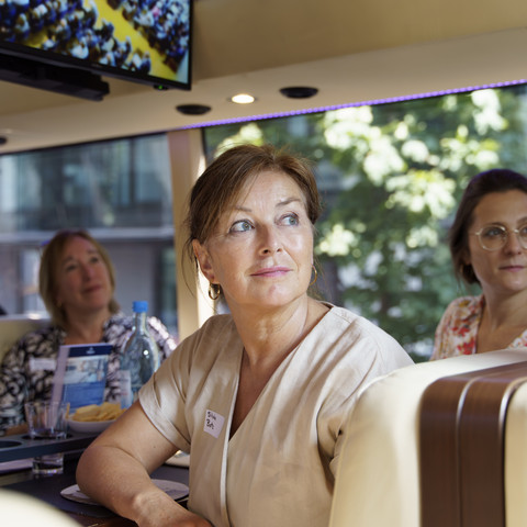 Dresden Convention on Tour Dresden Convention on Tour: Kundin lauscht der PräsentationDresden Convention on Tour: Customer listens to the presentation