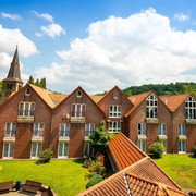 Innenhof 2 - Hotel am Park Bad Driburg.jpg Vogelperspektive vom Innenhof Hotel am Park Bad Driburg.