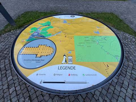 3D-Landschaftsmodell Klosterlandschaft Altenberg Eine farbenfrohe, runde Übersichtskarte zeigt Wanderwege um Odenthal mit verschiedenen Legenden und Symbolen.