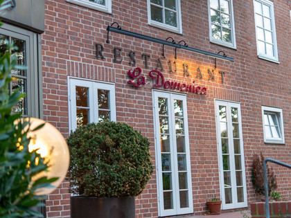 La Domenica Außen Rotes Backstein Gebäude mit Schrift: Restaurant La Domenica