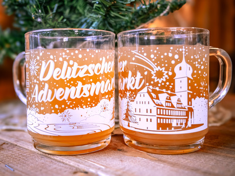 Zusehen sind zwei Puschgläser mit dem Aufdruck "Delitzscher Adventsmarkt". Im Glas ist eine Puschähnliche Flüssigkeit.