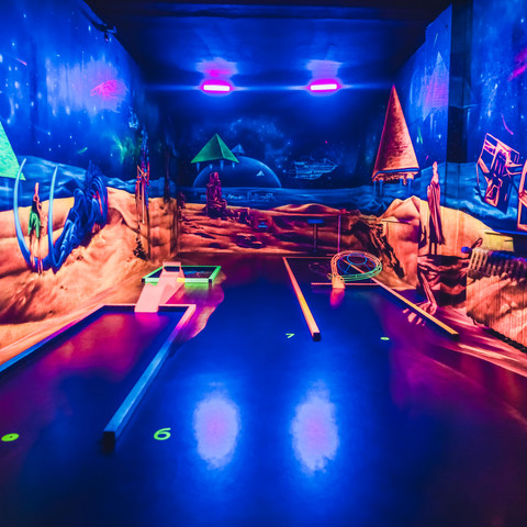 BLACKLUXX® BLACKLUXX® - 3D Schwarzlicht Minigolf DresdenBLACKLUXX® - 3D black light mini golf in Dresden