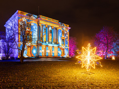 Christma Garden Markkleeberg Weißes Haus Zusehen ist ein weihnachtlich beleuchtetes Gebäude im Agra Park Markkleeberg.