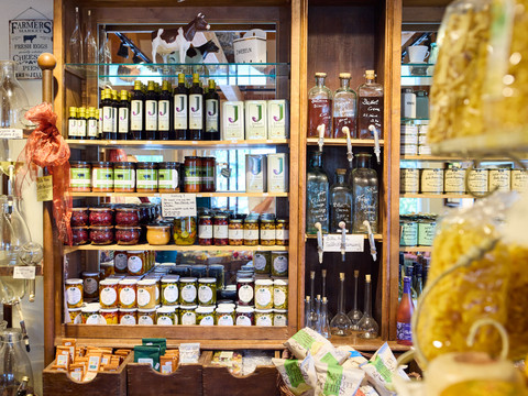 Hofladen Hielscher Hof  Flaschen, Gläser und Spezialitäten in einem charmanten Landladen mit lokalem Flair und regionalen Produkten.