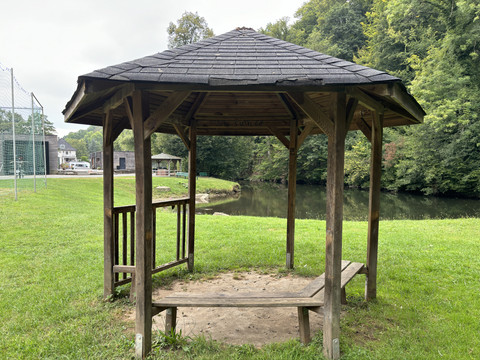 Aggerstrand in Ründeroth <p>Holzpavillon auf einer Wiese am Flussufer, umgeben von Bäumen und Sportplatz in Engelskirchen.</p>