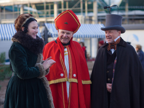 A Victorian Christmas - Weihnachtsmarkt am Biedermeierstrand Eröffnet wird der Markt von St. Nikolaus – denn den Weihnachtsmann gab es im Biedermeier noch nichtThe market is opened by St. Nicholas - because Santa Claus did not yet exist in the Biedermeier periodTrh zahajuje Mikuláš - protože v období biedermeieru ještě neexistoval Ježíšek.Rynek otwiera św. Mikołaj - ponieważ w okresie biedermeieru nie istniał jeszcze Ojciec GwiazdkaDe markt wordt geopend door Sinterklaas - want de kerstman bestond nog niet in de BiedermeierperiodeIl mercatino viene aperto da San Nicola, perché nel periodo Biedermeier Babbo Natale non esisteva ancora.