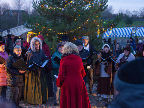A Victorian Christmas - Weihnachtsmarkt am Biedermeierstrand Singender Chor in Biedermeier KostümenSinging choir in Biedermeier costumesPěvecký sbor v biedermeierovských kostýmechChór śpiewający w strojach biedermeierowskichZingend koor in BiedermeierkostuumsCoro di canto in costumi Biedermeier