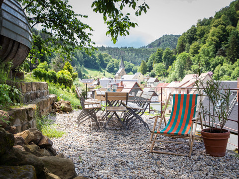 Terrasse mit warmen Badefass