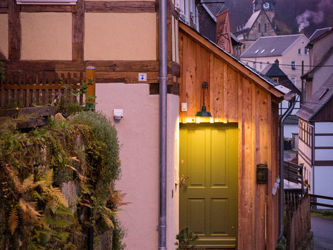 Hauseingang bei Dämmerung