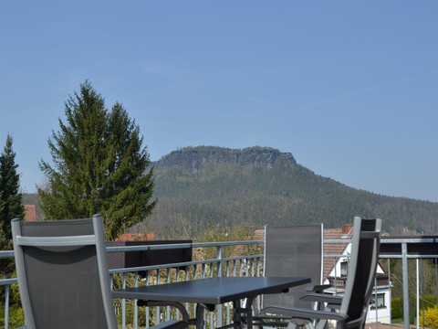 Blick auf die Terrasse oben und Lilienstein