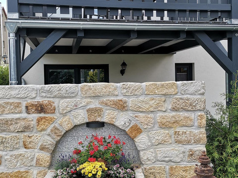 blumige Details am Apartmenthaus