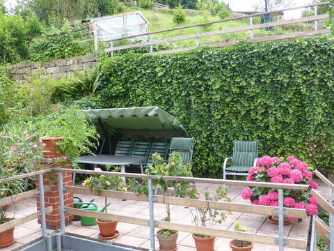 gemütliche Terrasse mit Gartenmöbel