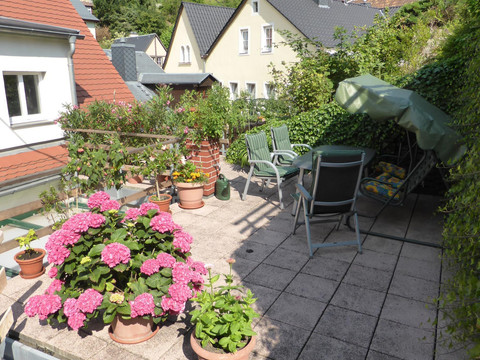 Terrasse mit Hollywooschaukel