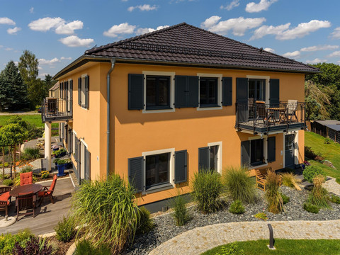 Hausansicht mit Garten