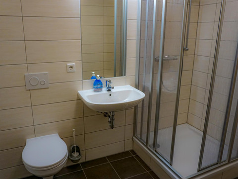 geteiltes Bad zwischen zwei Doppelzimmern