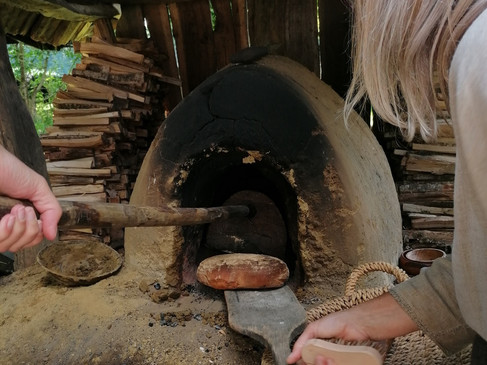 Brot in den Backofen schieben.jpg