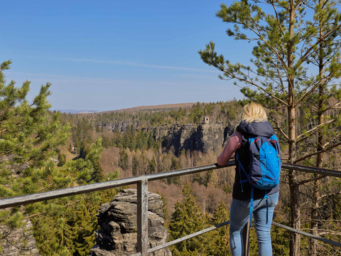 Johanniswacht im Bielatal Eine Frau betrachtet von einem Aussichtspunkt die beeindruckenden Felsen des Bielatals in Sachsen.
