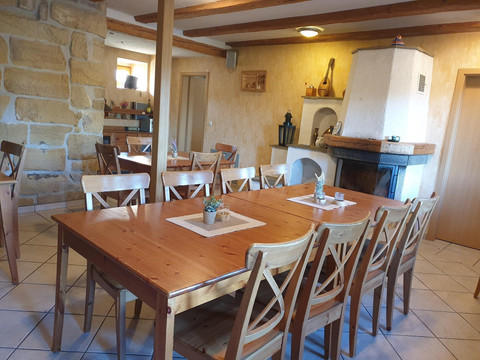 gemütlicher Aufenthaltsrraum mit Kamin