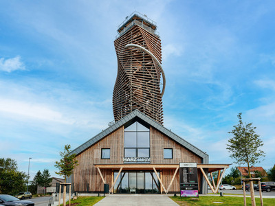 Harzturm Torfhaus mit Erlebnisrutsche Rasantia - Vorderansicht