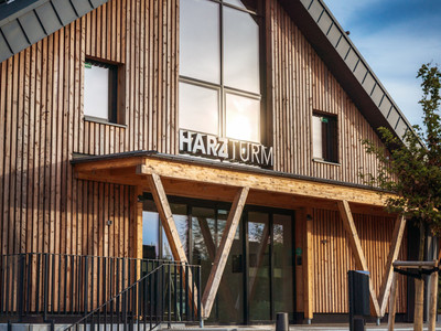 Harzturm Torfhaus mit Erlebnisrutsche Rasantia - Vorderansicht