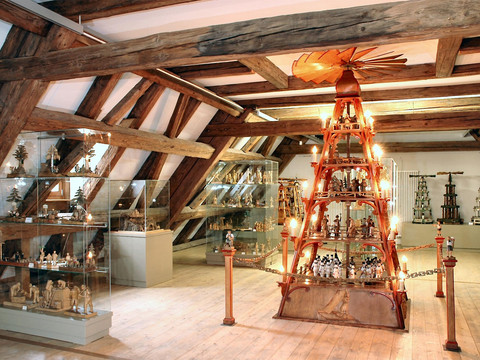 Der Volkskunstsaal mit der 3,20 hohen Pyramide