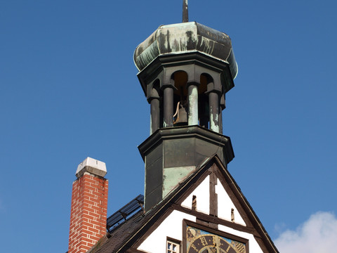 Große Schlaguhr an der Hüttenschänke in der Saigerhütte