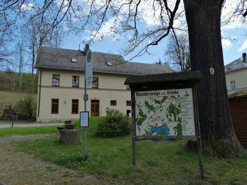 Bushaltestelle an der Kirche Dröda mit Wanderkarte