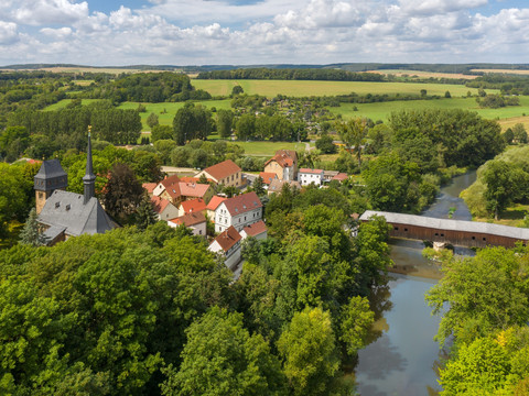 Ansicht von Wünschendorf mit der Veitskirche und Holzbrücke