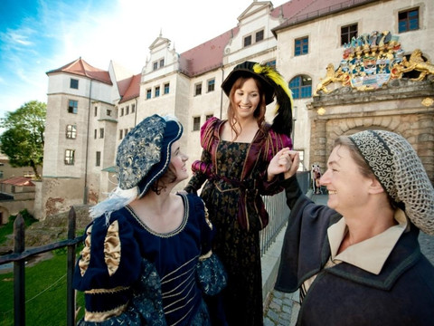Auf der Schlossbrücke ins Schloss Hartenfels Torgau