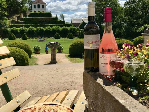 Blick auf die Heinrichsburg im Schlosspark