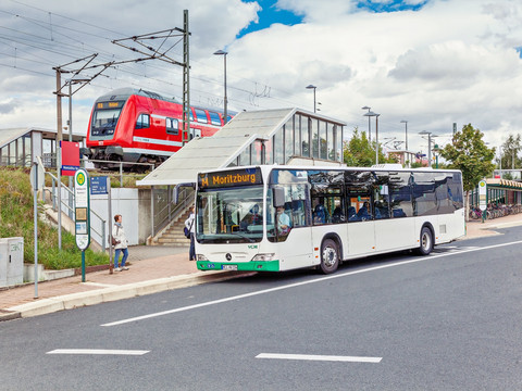 Buslinie M am Haltepunkt Weinböhla