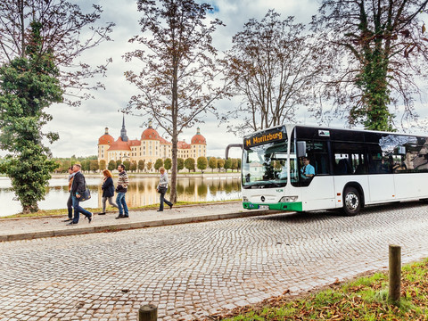 Buslinie M vorm Schloss Moritzburg
