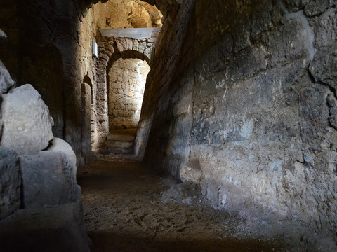 Dunkel und geheimnisvoll sind die Bastionen der Festung Sonnenstein