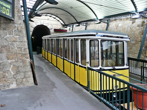Talstation der Dresdner Standseilbahn mit dem Portal des Burgbergtunnels