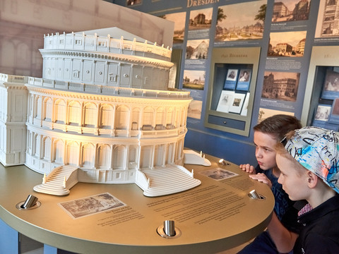 Es wird nicht nur Wagners Zeit in Sachsen beleuchtet. Museum Wagnerstätte Jagdschloss in Graupa/Pirna, Sächsische Schweiz