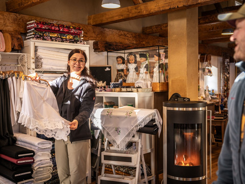 Besuch im Trachtenladen in Schönau