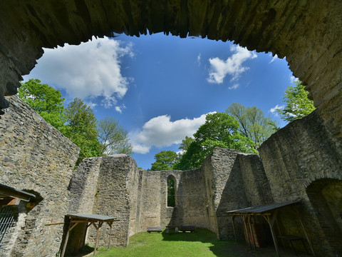 Innenansicht der östlichen Kirchruine am Burgstein